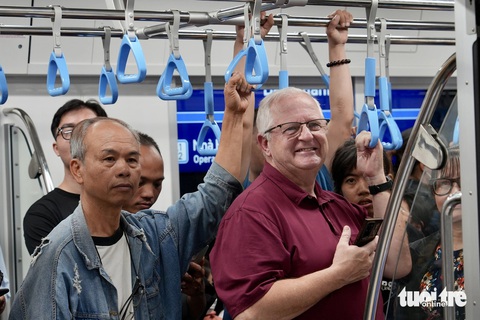 Ga Bến Thành chật cứng người dân muốn lên tàu metro số 1 - Ảnh 3. Ga Bến Thành chật cứng người dân muốn lên tàu metro số 1 - Ảnh 3.
