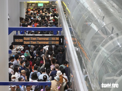 Mỗi ngày metro số 1 chạy đến 200 chuyến, bà con nên thong thả trải nghiệm - Ảnh 3. Mỗi ngày metro số 1 chạy đến 200 chuyến, bà con nên thong thả trải nghiệm - Ảnh 5.