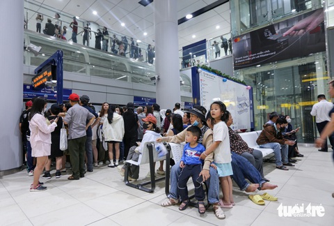 Hơn 42.000 người dân đi metro số 1 chỉ trong 4 giờ đầu vận hành - Ảnh 1.