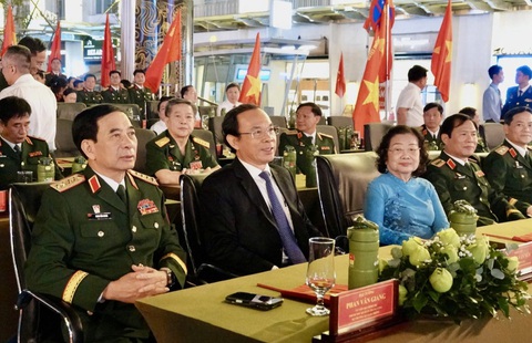 Vang mãi Bài ca không quên trên đường đi bộ Nguyễn Huệ - Ảnh 2. Bài ca không quên lần đầu tiên biểu diễn ngoài trời, đường đi bộ Nguyễn Huệ rực cờ hoa - Ảnh 3.