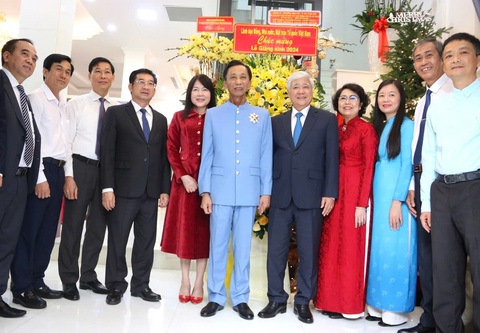 Chủ tịch Trung ương MTTQ Việt Nam Đỗ Văn Chiến thăm, chúc mừng Giáng sinh tại TP.HCM - Ảnh 2.