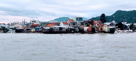 Sóng đánh sạt lở cồn Nhất Trí, dân lo sợ và đề nghị TP Nha Trang làm kè - Ảnh 1.