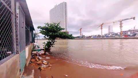 Sóng biển Nha Trang đánh dữ dội sạt lở cồn Nhất Trí, dân lo sợ đề nghị thành phố làm kè - Ảnh 4.