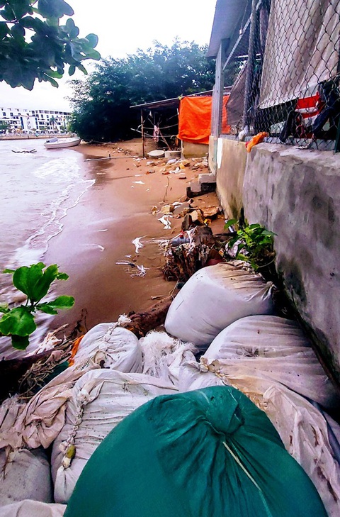 Sóng đánh sạt lở cồn Nhất Trí, dân lo sợ và đề nghị TP Nha Trang làm kè - Ảnh 2.