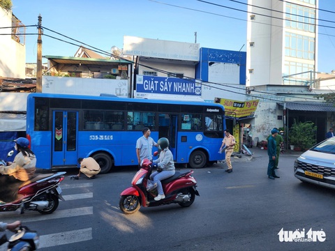 Xe buýt lao qua đường tông xe máy và xe đạp, hai người nhập viện - Ảnh 2.
