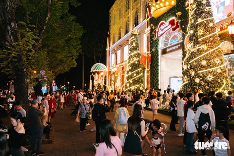 Trời mát mẻ, người dân TP.HCM mặc áo ấm xúng xính đi chơi giáng sinh - Ảnh 1. Lâu lắm TP.HCM mới lạnh thế này, bạn trẻ xúng xính áo ấm đi chơi Giáng sinh - Ảnh 1.