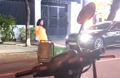 Vụ người phụ nữ đẩy thùng rác ra giữa đường Nha Trang: Nhắc nhở công nhân vệ sinh môi trường - Ảnh 1. Không phạt người phụ nữ đẩy thùng rác ra đường do công nhân đặt sai vị trí - Ảnh 1.