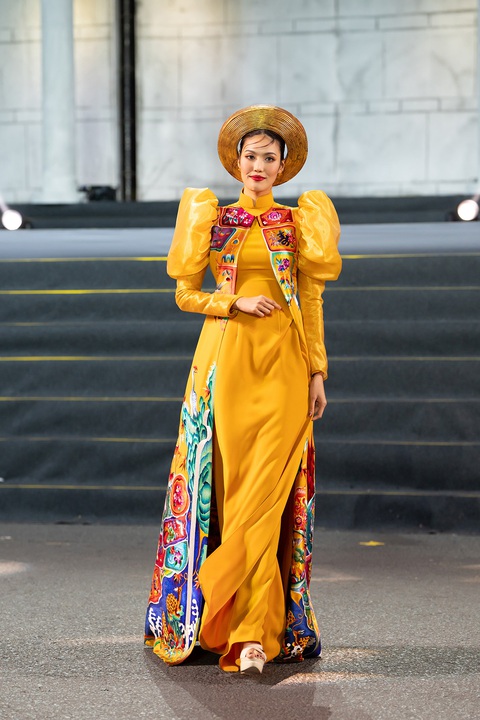 Thanh Hằng cùng dàn Hoa hậu, Á hậu trình diễn áo dài dưới thời tiết 15 độ C - Ảnh 4. Thanh Hằng cùng dàn Hoa hậu, Á hậu trình diễn áo dài dưới thời tiết 15 độ C - Ảnh 4.