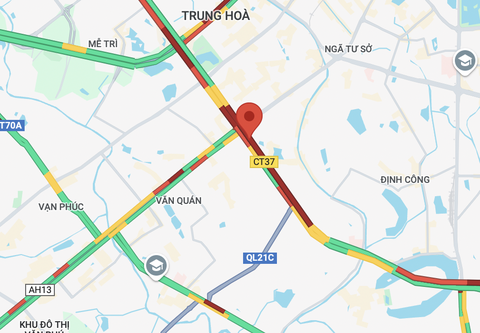 Xe tải bốc cháy ngùn ngụt ở đường vành đai 3 trên cao trong giờ tan tầm - Ảnh 2.