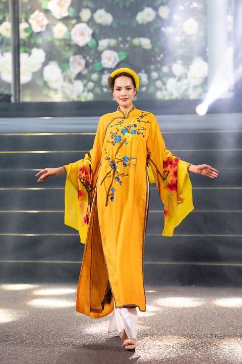 Thanh Hằng cùng dàn Hoa hậu, Á hậu trình diễn áo dài dưới thời tiết 15 độ C - Ảnh 3. Thanh Hằng cùng dàn Hoa hậu, Á hậu trình diễn áo dài dưới thời tiết 15 độ C - Ảnh 3.