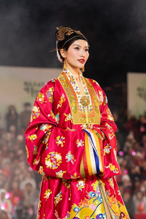 Thanh Hằng cùng dàn Hoa hậu, Á hậu trình diễn áo dài dưới thời tiết 15 độ C - Ảnh 5. Thanh Hằng cùng dàn Hoa hậu, Á hậu trình diễn áo dài dưới thời tiết 15 độ C - Ảnh 5.