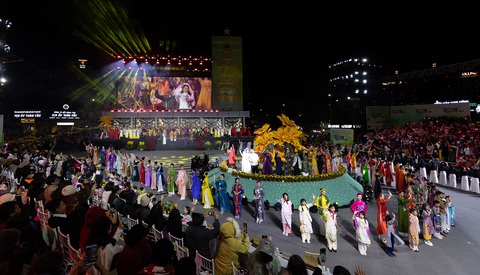 Thanh Hằng cùng dàn Hoa hậu, Á hậu trình diễn áo dài dưới thời tiết 15 độ C - Ảnh 8. Thanh Hằng cùng dàn hoa hậu, á hậu đọ ‘độ lì’ trình diễn áo dài dưới thời tiết 15 độ C - Ảnh 8.