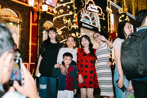 Trời mát mẻ, người dân TP.HCM mặc áo ấm xúng xính đi chơi giáng sinh - Ảnh 8. Người dân TP.HCM diện áo ấm đi chơi Giáng sinh - Ảnh 10.