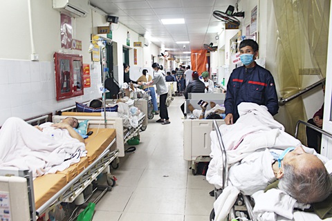 Vẫn khổ sở vì thiếu thuốc, vật tư y tế - Ảnh 2. Vẫn khổ sở vì thiếu thuốc, vật tư y tế - Ảnh 2.
