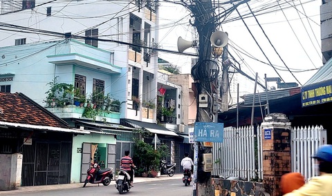 Dân tự đo tiếng loa quá to để làm bằng chứng, phường phải vặn nhỏ lại - Ảnh 1.