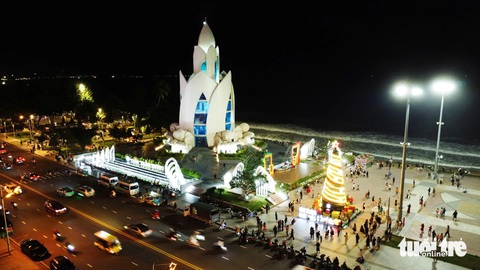 Nha Trang rực rỡ sắc màu mùa Giáng sinh - Ảnh 1. Trời mưa, du khách vẫn tới Nha Trang check-in Giáng sinh - Ảnh 1.
