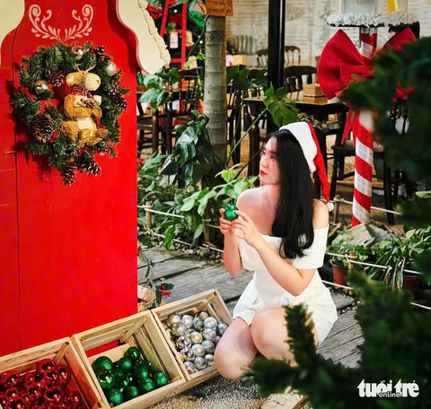 Nha Trang rực rỡ sắc màu mùa Giáng sinh - Ảnh 5. Trời mưa, du khách vẫn tới Nha Trang check-in Giáng sinh - Ảnh 4.