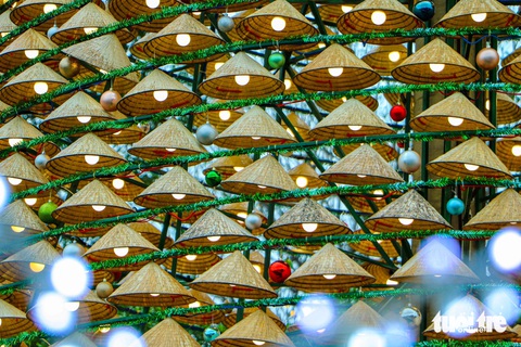 Đà Nẵng cũng có cây thông nón lá khủng trước đêm Noel - Ảnh 3.