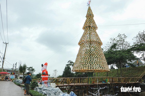 Đà Nẵng cũng có cây thông nón lá khủng trước đêm Noel - Ảnh 4.
