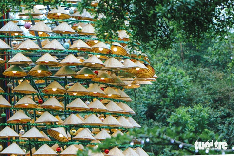 Đà Nẵng cũng có cây thông nón lá khủng trước đêm Noel - Ảnh 5.