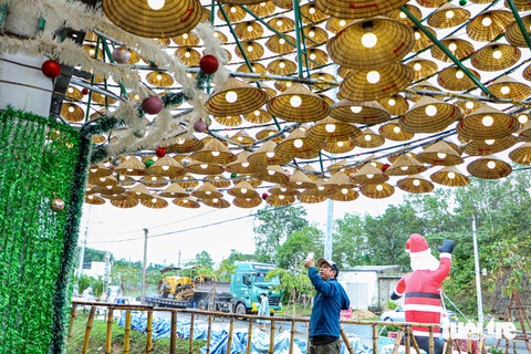 Đà Nẵng cũng có cây thông nón lá khủng trước đêm Noel - Ảnh 6.