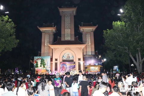Người Hà Nội đón Giáng sinh trong tiết trời rét ngọt - Ảnh 5. Cả nước đón Giáng sinh rộn rã, khách Tây khen 'Quá tuyệt vời' - Ảnh 12.