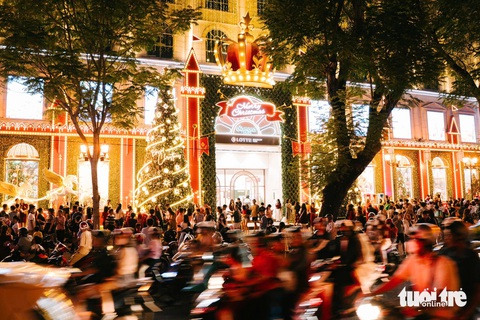 - Ảnh 4. Cả nước đón Giáng sinh rộn rã, khách Tây khen 'Quá tuyệt vời' - Ảnh 9.