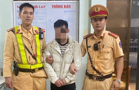 Cảnh sát tóe máu truy đuổi, bắt thanh niên mang ma túy tông xe vào tổ tuần tra - Ảnh 2.