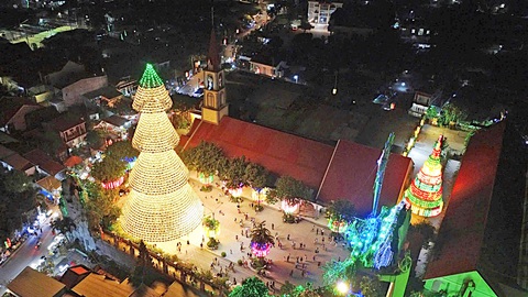 Có khó cũng vui Noel - Ảnh 5. Có khó cũng vui Noel - Ảnh 4.