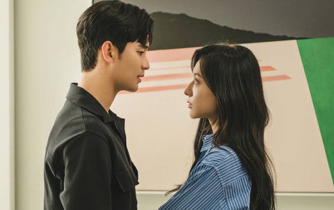 Queen of tears sáo rỗng nhất năm 2024, phim 19+ của Kim So Yeon hay nhưng kém nhiệt - Ảnh 3. Queen of tears là tác phẩm sáo rỗng nhất năm 2024, phim của Kim So Yeon nổi bật dù kém nhiệt - Ảnh 3.