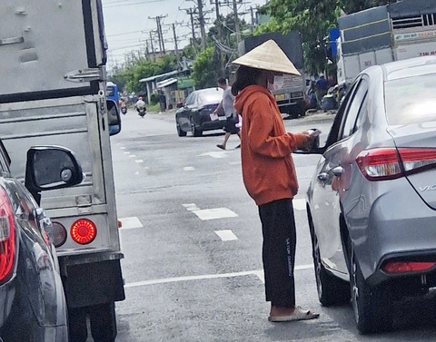 Bán vé số không nài nỉ được không? - Ảnh 2. Bán vé số không nài nỉ được không? - Ảnh 2.