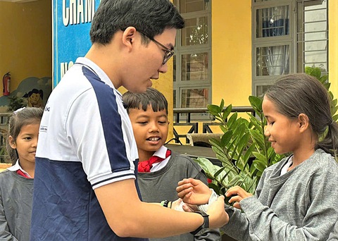 Gửi hơi ấm đến với trẻ vùng cao - Ảnh 2. Gửi hơi ấm đến với trẻ vùng cao - Ảnh 2.