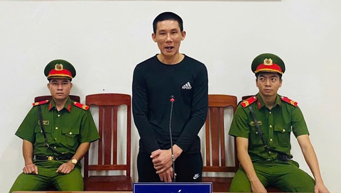 Con trai đổ xăng đốt mẹ ruột thương tích nặng, bị phạt 17 năm tù - Ảnh 1. Con trai đổ xăng đốt mẹ ruột thương tích nặng, bị phạt 17 năm tù - Ảnh 1.