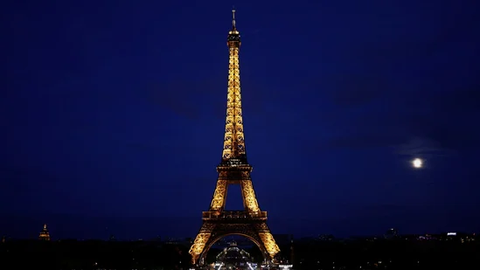 Tháp Eiffel bốc cháy, hàng ngàn người sơ tán - Ảnh 1. Cháy tại tháp Eiffel trước đêm Giáng sinh, cả ngàn người sơ tán - Ảnh 1.