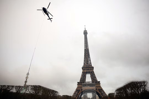 Cháy tại tháp Eiffel trước đêm Giáng sinh, cả ngàn người sơ tán - Ảnh 2. Cháy tại tháp Eiffel trước đêm Giáng sinh, cả ngàn người sơ tán - Ảnh 2.