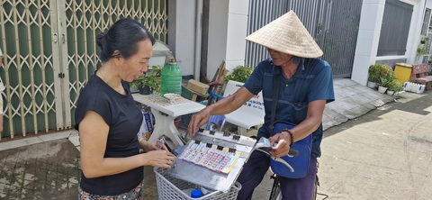 Bán vé số không nài nỉ được không? - Ảnh 3. Bán vé số không nài nỉ được không? - Ảnh 2.