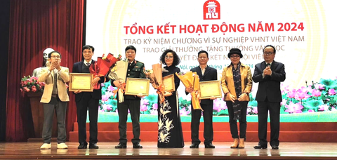 Tặng thưởng 'Thành tựu văn học trọn đời' cho cố nhà văn Lê Lựu. - Ảnh 1. Tặng thưởng 'Thành tựu văn học trọn đời' cho cố nhà văn Lê Lựu. - Ảnh 1.