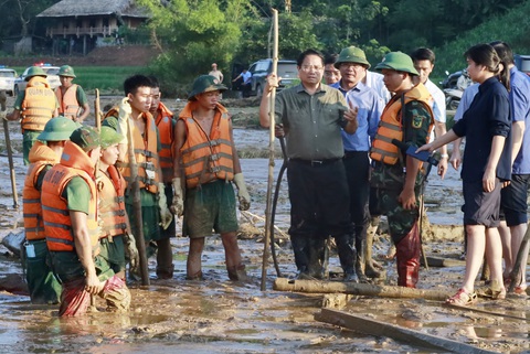 Bộ đội dầm bùn tìm kiếm thi thể nạn nhân Làng Nủ là ‘khoảnh khắc vàng’ năm nay - Ảnh 2. Bộ đội dầm bùn tìm kiếm thi thể nạn nhân Làng Nủ là ‘khoảnh khắc vàng’ năm nay - Ảnh 2.