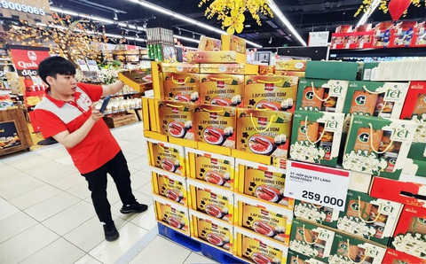 'Chở Tết' về sớm, hàng hóa tràn quầy kệ - Ảnh 1. 'Chở Tết' về sớm, hàng hóa tràn quầy kệ - Ảnh 1.