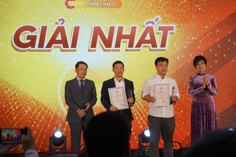 Bộ đội dầm bùn tìm kiếm thi thể nạn nhân Làng Nủ là ‘khoảnh khắc vàng’ năm nay - Ảnh 1. Bộ đội dầm bùn tìm kiếm thi thể nạn nhân Làng Nủ là ‘khoảnh khắc vàng’ năm nay - Ảnh 1.