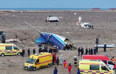Nguyên nhân máy bay Azerbaijan rơi: chim trời, sương mù hay tên lửa Nga? - Ảnh 1. Nguyên nhân máy bay Azerbaijan rơi: chim trời, sương mù hay tên lửa Nga? - Ảnh 1.