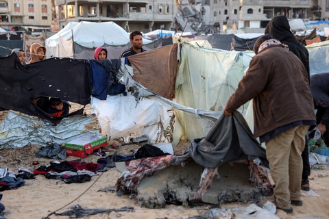 Ba trẻ em chết cóng khi tá túc trong lều trại ở Dải Gaza - Ảnh 1.