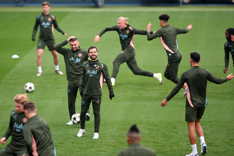Man City ‘team-building’ tại sân tập trong đêm Giáng sinh - Ảnh 1.