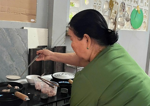 Ẩm thực Phú Yên gói trọn trong gian bếp bà nội: nào là bánh xèo, cơm gà, bánh hỏi lòng heo - Ảnh 1. Ẩm thực Phú Yên gói trọn trong gian bếp bà nội: nào là bánh xèo, cơm gà, bánh hỏi lòng heo - Ảnh 1.