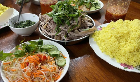 Ẩm thực Phú Yên gói trọn trong gian bếp bà nội: nào là bánh xèo, cơm gà, bánh hỏi lòng heo - Ảnh 4. Ẩm thực Phú Yên gói trọn trong gian bếp bà nội: nào là bánh xèo, cơm gà, bánh hỏi lòng heo - Ảnh 4.