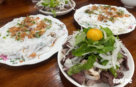 Ẩm thực Phú Yên gói trọn trong gian bếp bà nội: nào là bánh xèo, cơm gà, bánh hỏi lòng heo - Ảnh 3. Ẩm thực Phú Yên gói trọn trong gian bếp bà nội: nào là bánh xèo, cơm gà, bánh hỏi lòng heo - Ảnh 3.