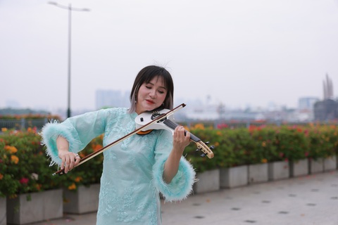 Nhạc sĩ Hoài An 'phá phách' cùng nhạc cụ dân tộc trong Chúc xuân - Ảnh 1.