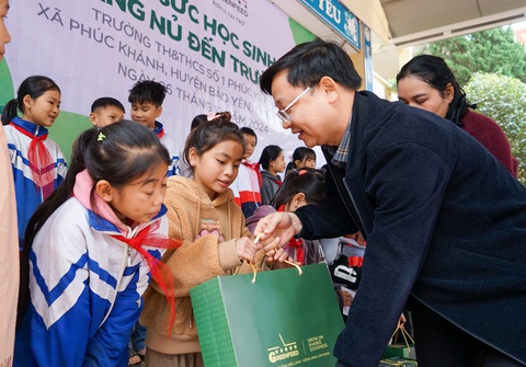 Học sinh Làng Nủ nhận học bổng, nhớ... phở - Ảnh 6.