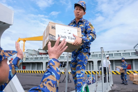 Mang không khí, ‘hơi ấm’ của Tết Nguyên đán ra Trường Sa - Ảnh 1. Mang không khí, ‘hơi ấm’ của Tết Nguyên đán ra Trường Sa - Ảnh 1.
