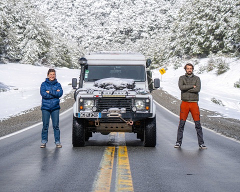 Sống trong Land Rover Defender: Không giường, không nhà tắm nhưng... tiết kiệm tiền thuê nhà - Ảnh 1.